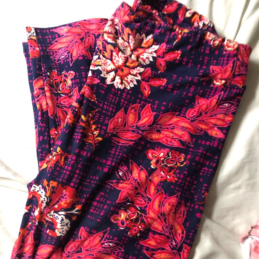 Gently worn Lularoe TC2 leggings